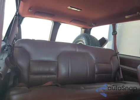 1999 Chevrolet Tahoe K1500 из США, поврежденный, VIN 3GNEK18R2XG186940